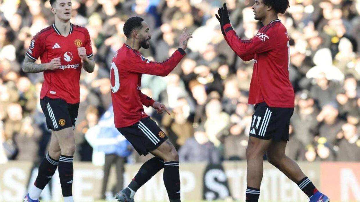 曼联1-1利兹联再失前四!阿莫林临危改变挽败局,谢什科深陷魔咒